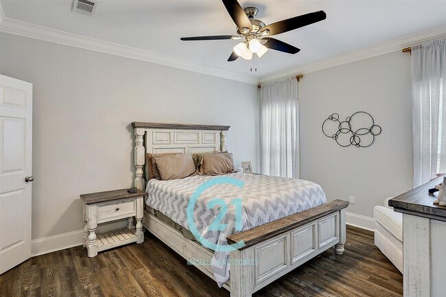 Building Photo - Beautiful 4 bedroom, 2 bathroom house in B...