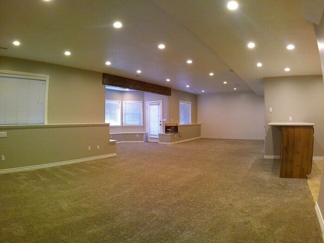 Building Photo - 5 bdrm 3bth Home 3 Car Garage Some utiliti...