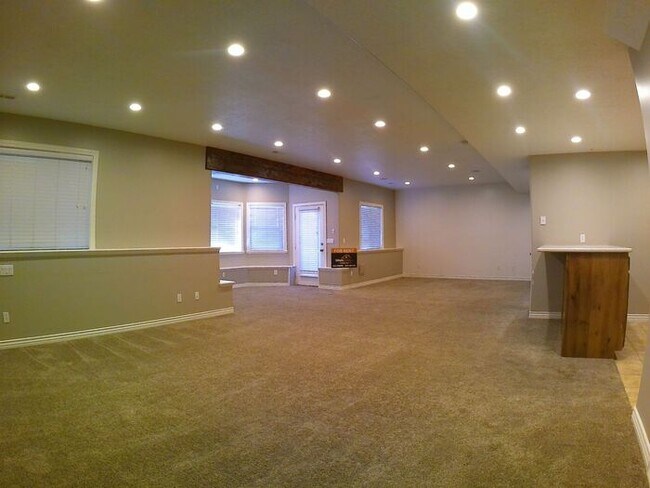 Building Photo - 5 bdrm 3bth Home 3 Car Garage Some utilities included