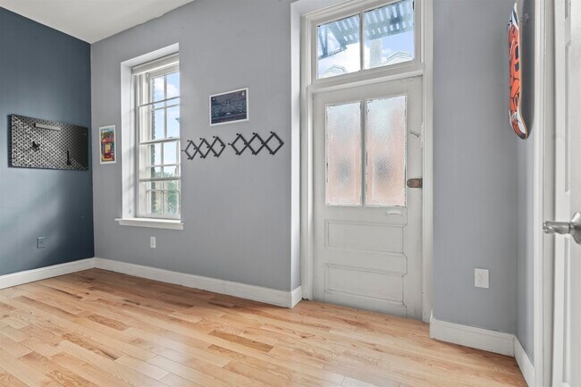 Building Photo - 187 Wayne St