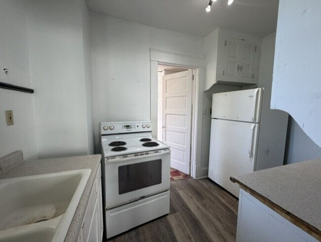 Building Photo - Spacious 4-Bedroom Home with 2 Full Baths, Central A/C & Fenced Yard!