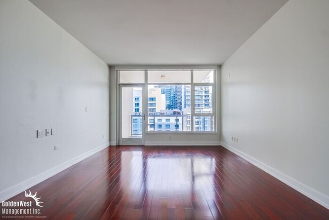 Building Photo - Upscale 1Bdm 1Ba High-Rise Condo Near Petc...