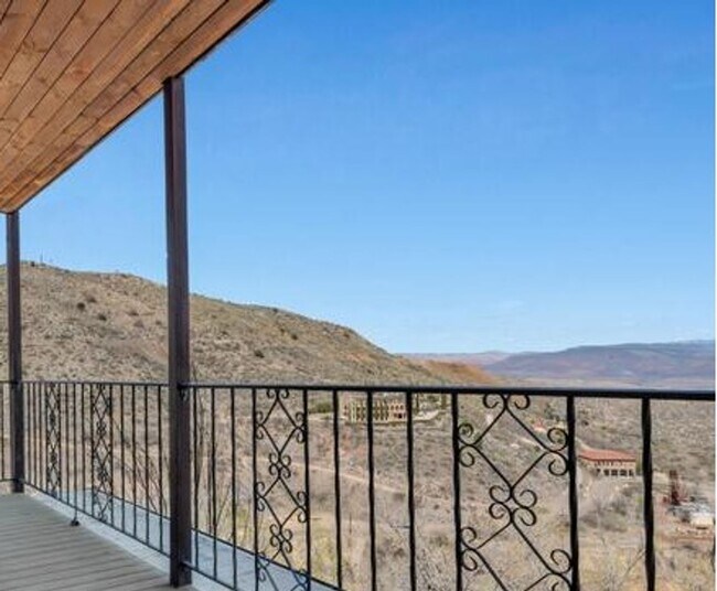 Building Photo - 3 Bedroom 1 Bath Apartment In Jerome contact Property Pros Property Management