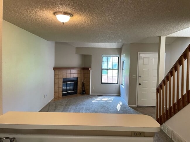 Building Photo - SUNDOWNER 2BD TOWNHOME w/ 1.5 CAR GARAGE - Security Deposit Waiver Available