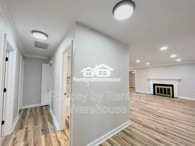 Building Photo - 5 Paddock Dr