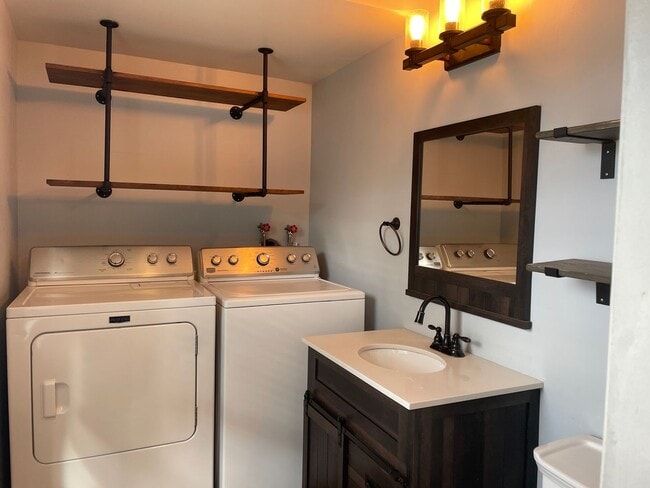 Building Photo - Spacious 3 Bedroom Townhome in Mount Joy -...