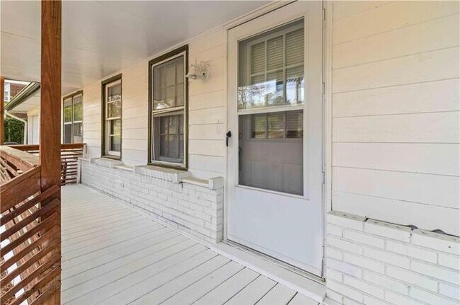 Building Photo - Spacious 3 Bedroom Ranch Home, Completely ...