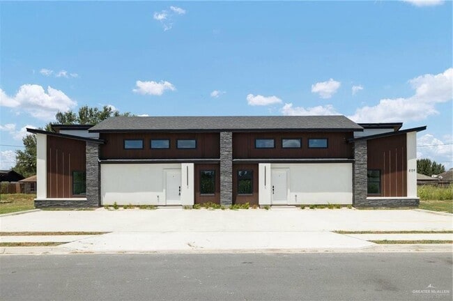 Building Photo - 11 Skyview St