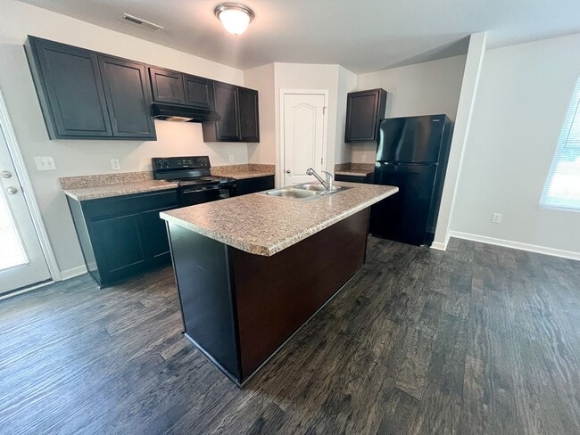 Building Photo - Beautiful 3 bedroom, 2 1/2 bathroom home i...