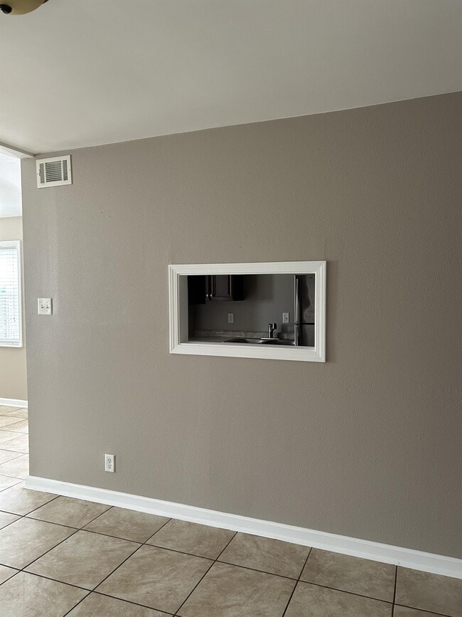 Building Photo - 300 Woodale Dr