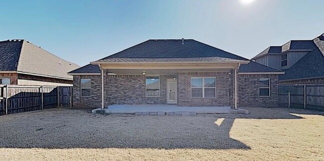 Building Photo - Gorgeous 4 bed, 3 bath