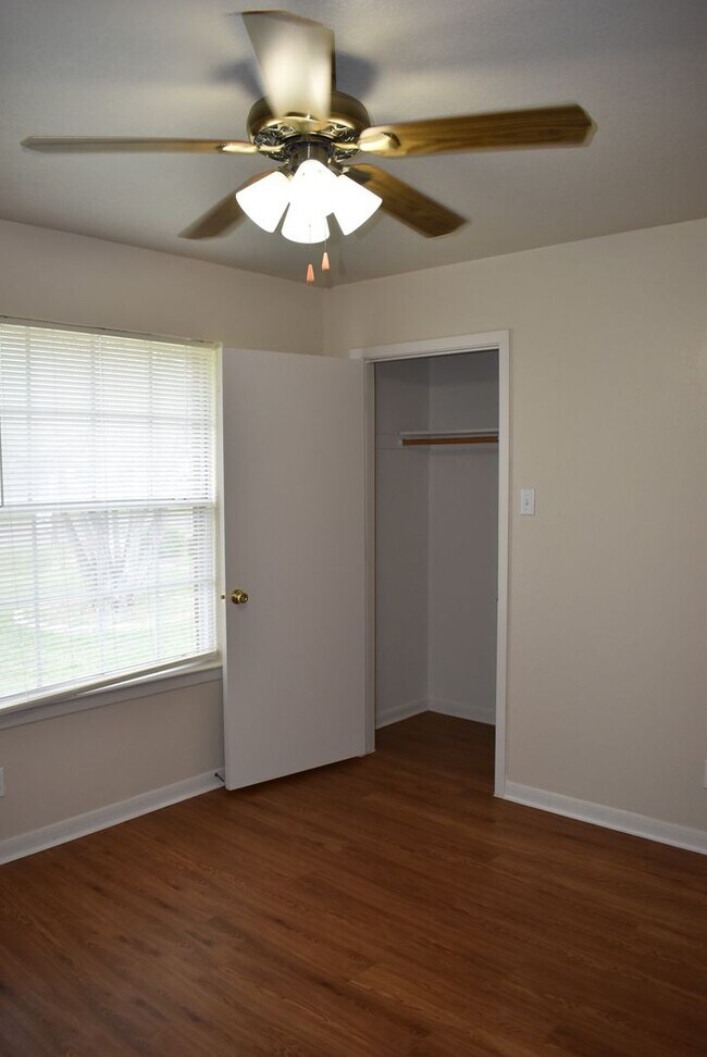 Building Photo - 837 Lakeview Dr