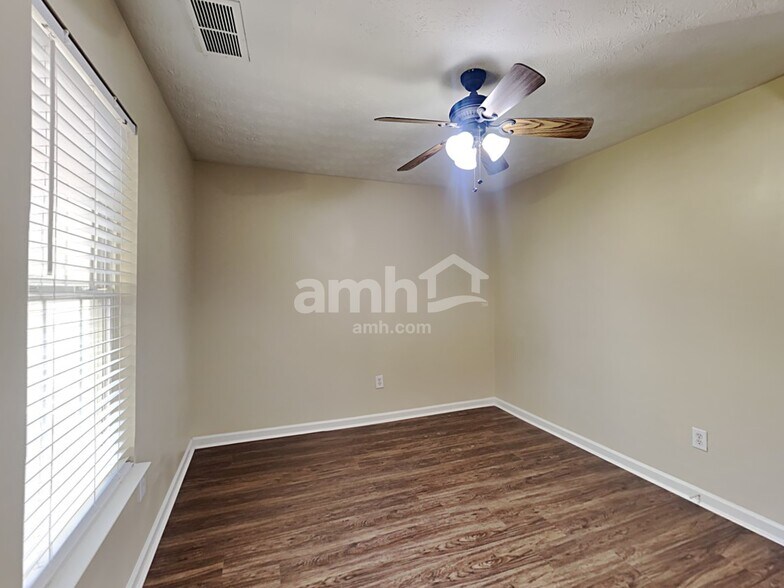 Building Photo - 322 Hillcrest Ln