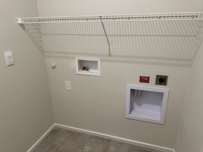 Building Photo - Newer single level 3-bedroom 2 bath house in Springfield!