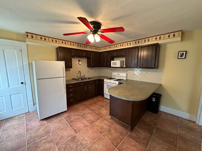 Building Photo - 554 Creedmore Ave