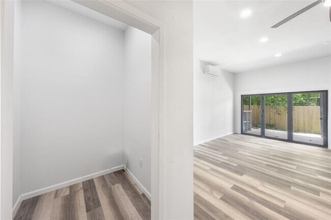 Building Photo - 1153 Brookswood Ave