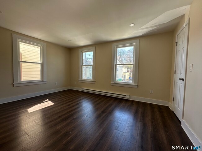 Building Photo - 567 Howe Ave