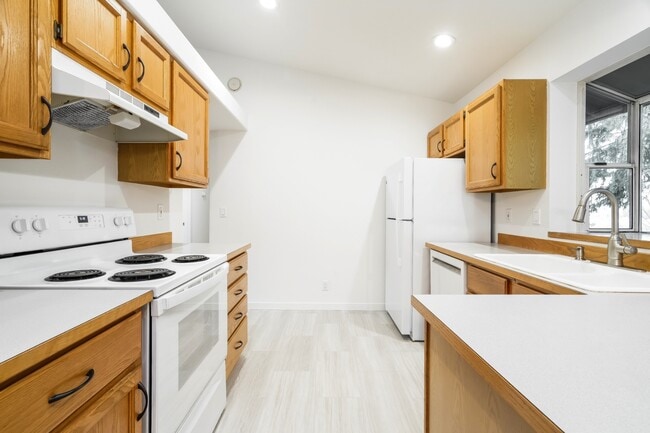 Building Photo - 3 bed 2 bath Home with Lake Views for Rent