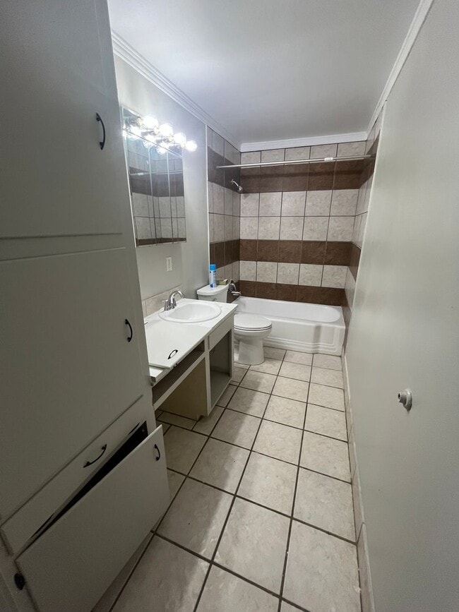 Building Photo - 1326 Clinton St