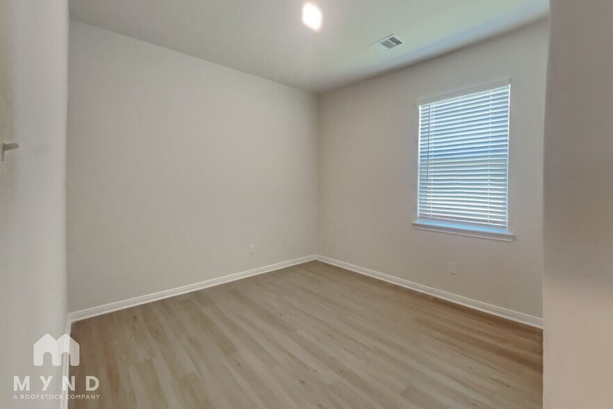 Building Photo - 15475 Maple Ter Dr