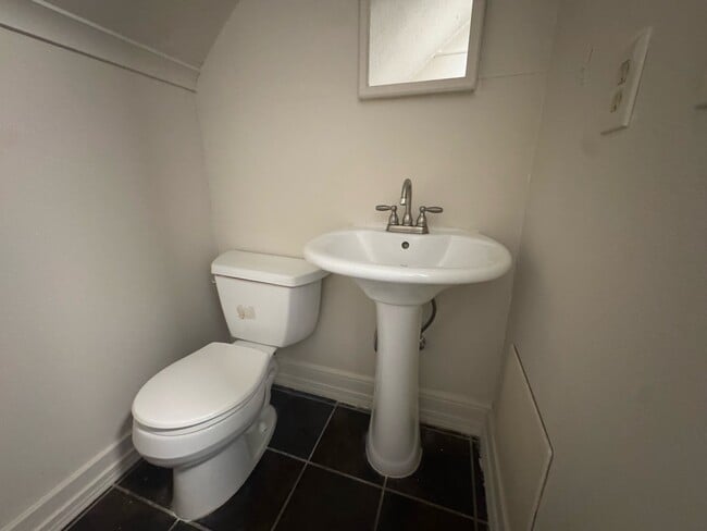 Building Photo - 449 SE 4th Ave