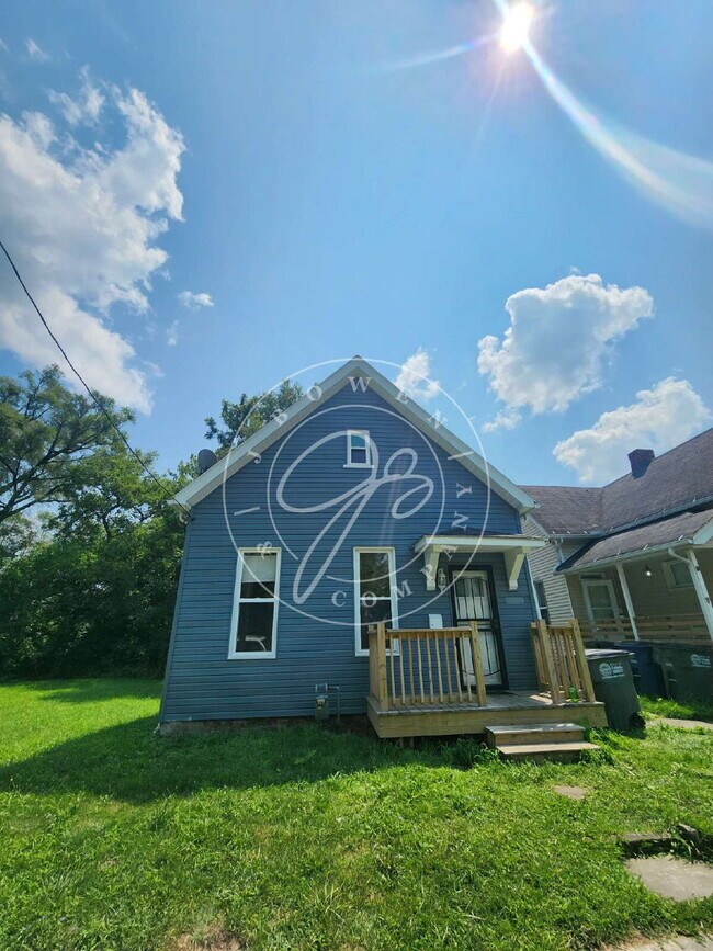 Building Photo - 3 bed 1 bath ready to call home! $400 depo...