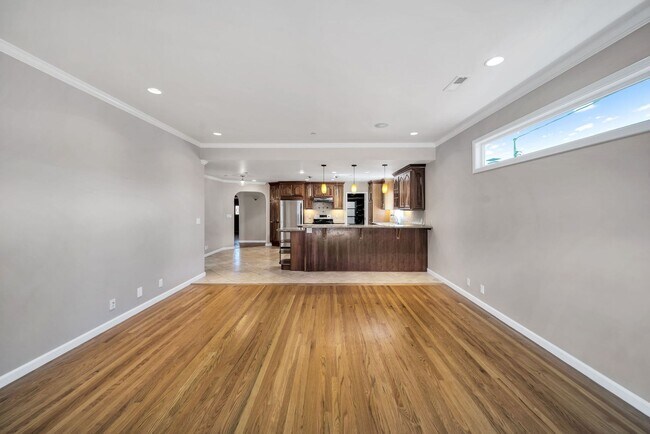 Building Photo - Welcome Home to the peaceful Shoreview Nei...