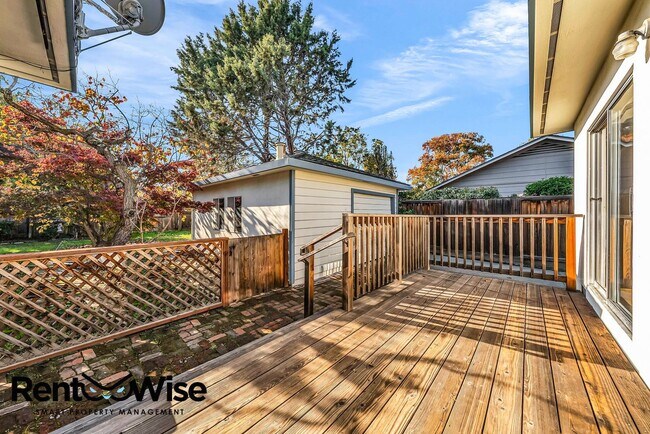 Building Photo - Present PM-Midtown Palo Alto Beauty-New Floors-Remodeled Bathrooms-Big Yard