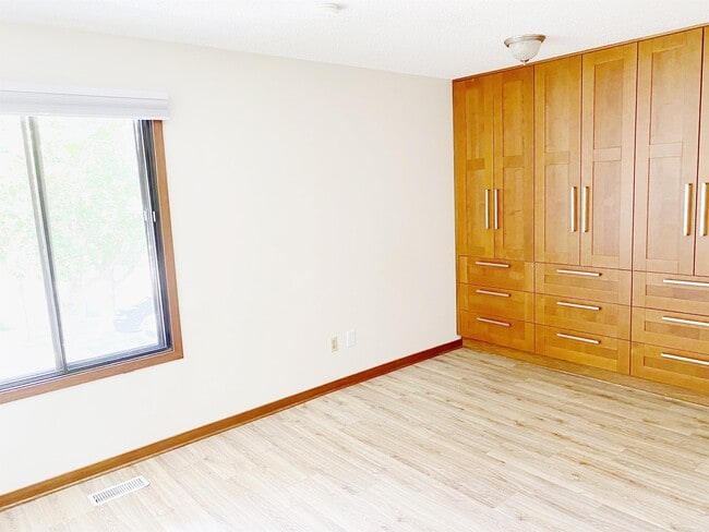 Building Photo - 1300 Landmark Trail S