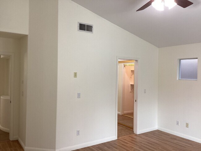 Building Photo - 7526 N Ellendale Ave