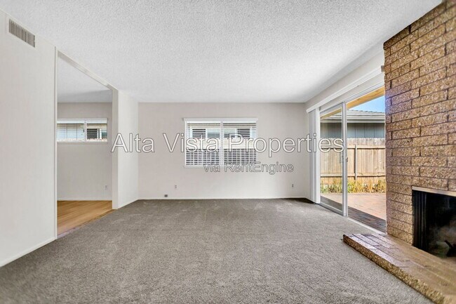 Building Photo - 5633 Scripps St