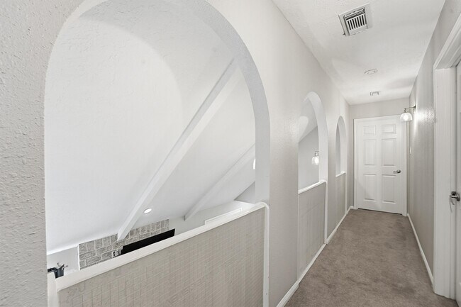 Building Photo - 2051 Shadow Rock Dr