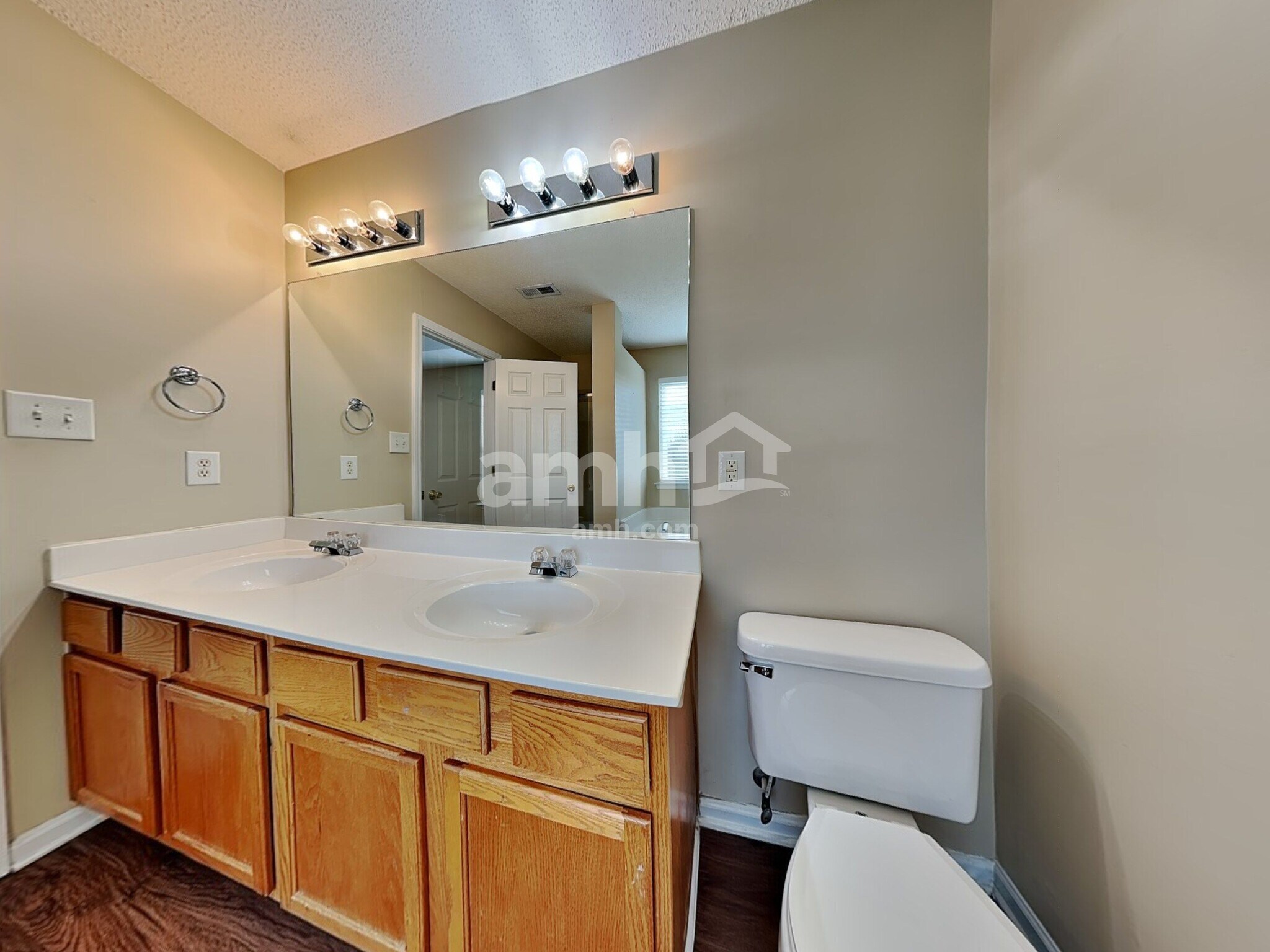 Building Photo - 10741 Glenluce Ave