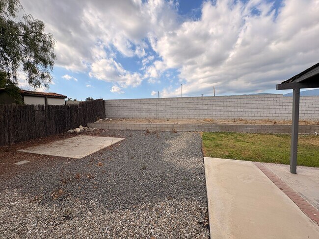 Building Photo - 4 Bed, 2.5 Bath in Rialto!