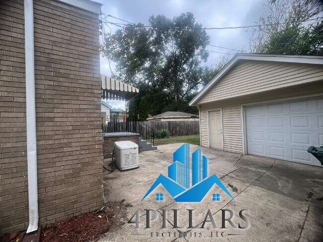 Building Photo - "Charming 3-Bedroom Home with Spacious Lay...