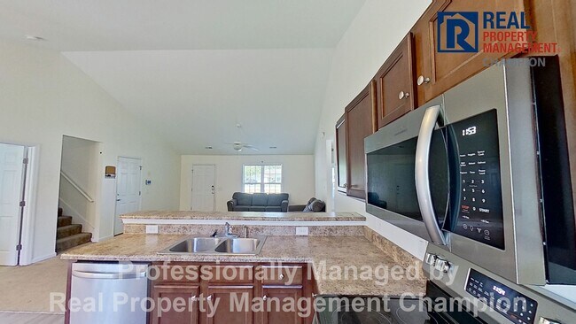 Building Photo - 3 BD/ 2.5 BA Home with Bonus Room, Attache...