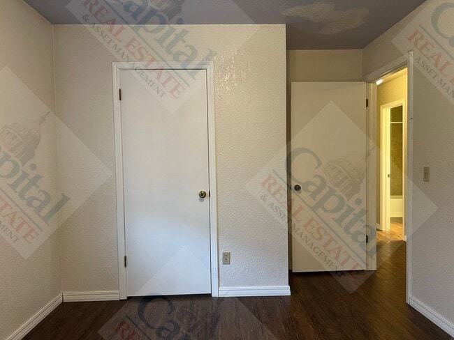 Building Photo - Charming 3 Bedroom