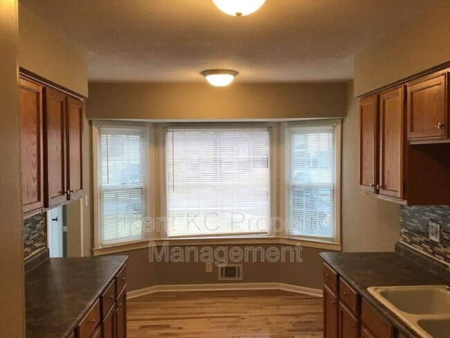 Building Photo - 5034 Hawthorne Ave