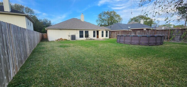 Building Photo - 16807 Sussex Dr