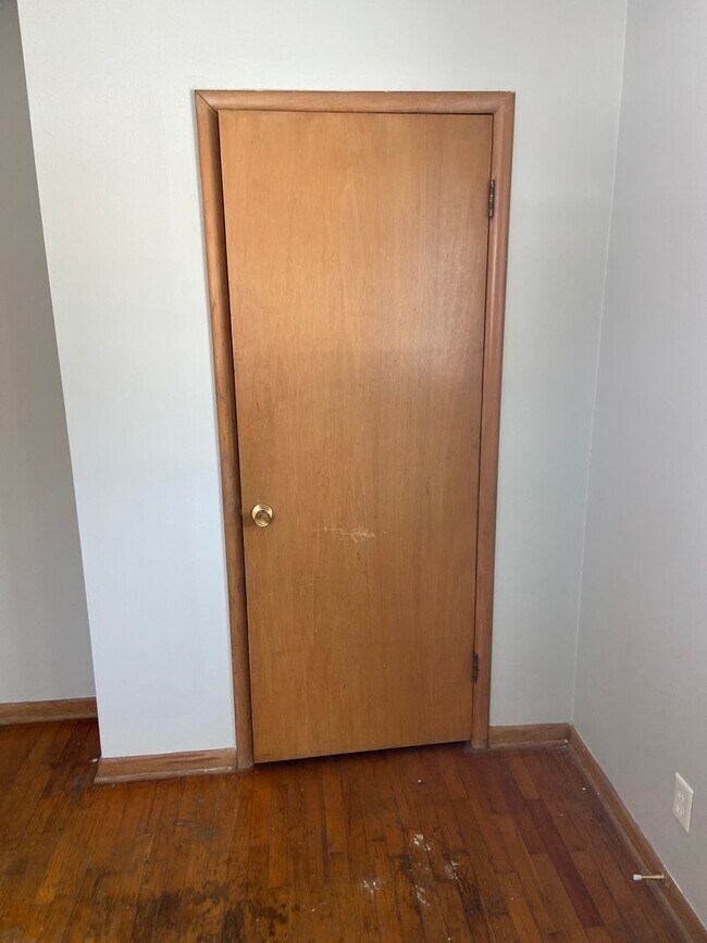 Building Photo - 623 N Belview Ave