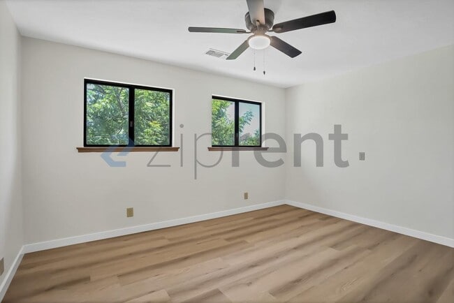 Building Photo - Unit