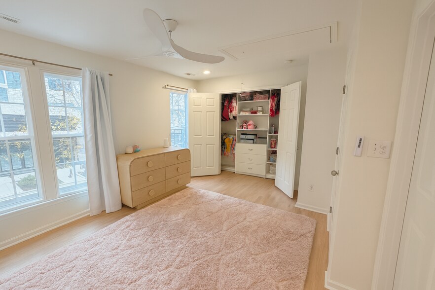 Building Photo - 250 W Bland St