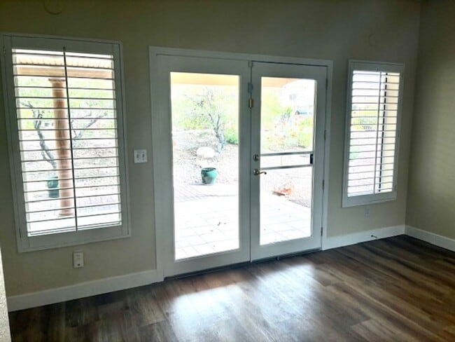 Building Photo - Newly Renovated Interior!