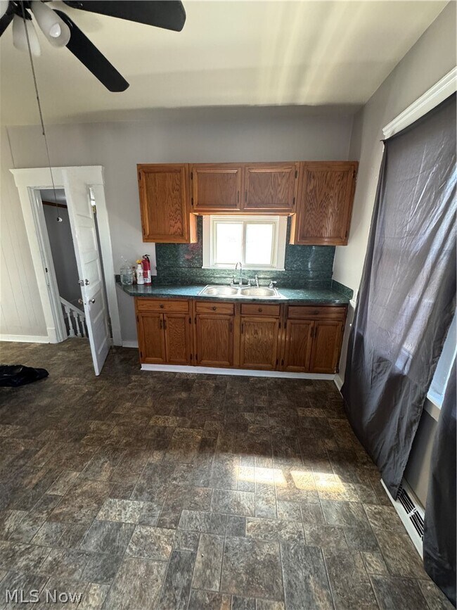 Building Photo - 9316 Raymond Ave