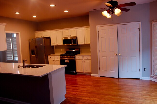 Main Kitchen - 2927 Arbor Creek Ln
