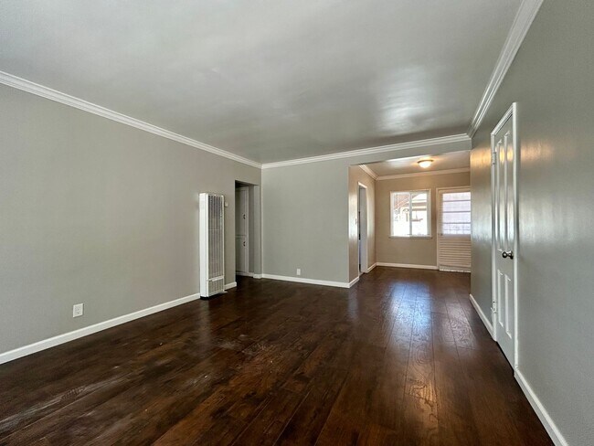 Building Photo - Remodeled 2 Bedroom in Kensington! Washer/...