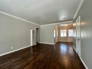 Building Photo - Remodeled 2 Bedroom in Kensington! Washer/...