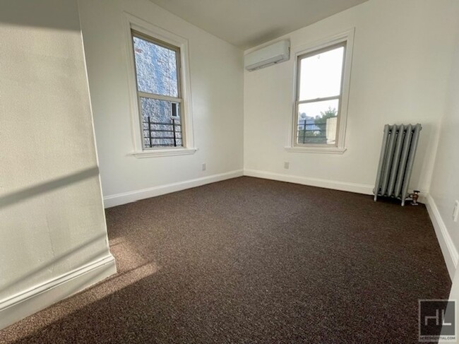 Building Photo - Newly Renovated, Beautiful 4 Bedroom Apt i...