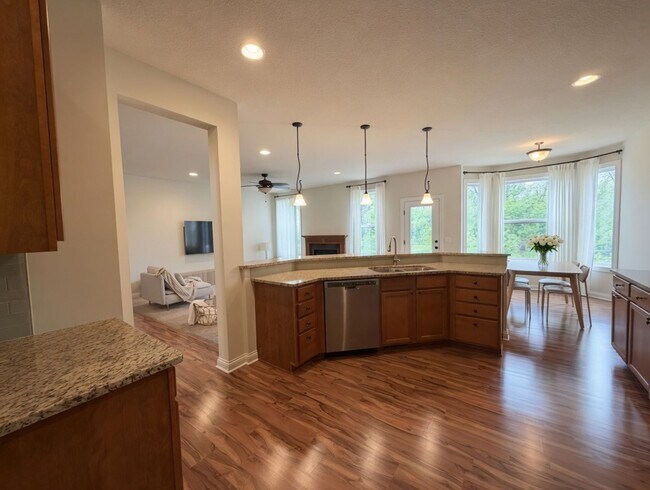 Building Photo - Beautiful 5bed 4bath Home, Nestled in a Prime Plymouth Neighborhood
