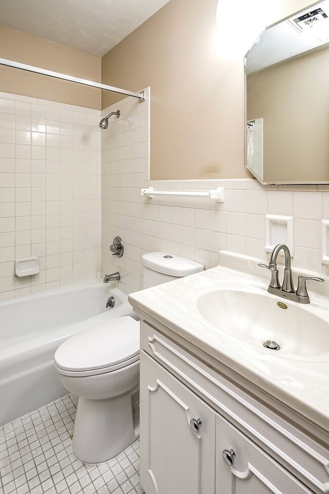 Building Photo - Spacious 2-Bed and 1-Bath Apartment!